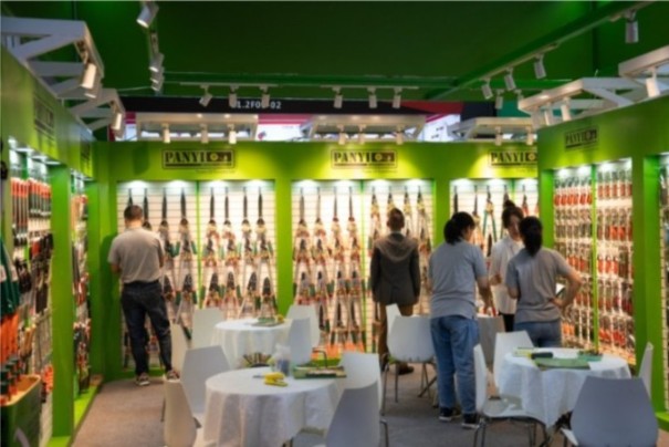 buyers talking with supplier at Canton Fair booth China trade show